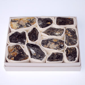 Vente en gros de <span class=keywords><strong>biotite</strong></span> naturelle avec tourmaline jaune, cristal minéral, feuille de mica noir, spécimen en boîte pour la guérison - Product Image 2