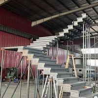 Marches d'escalier en forme de U en marbre naturel moderne, bois massif et verre trempé pour une utilisation intérieure dans les villas résidentielles (taille personnalisée)