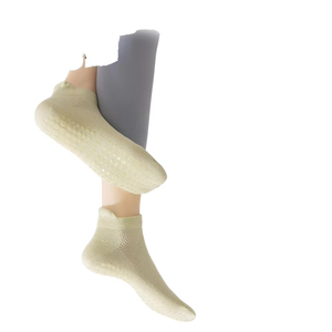Chaussettes de Pilates personnalisées de haute qualité, antidérapantes, avec grip, pour femmes, chaussettes de barre, avec logo personnalisé, chaussettes de cheville en gros - Product Image 1