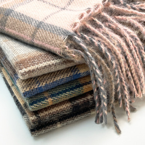 Pashminas de moda para mujer 2026: Chales largos a cuadros cálidos de invierno, bufandas grandes de tartán con borlas y tacto de cachemira. - Product Image 6
