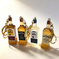 Porte-clés en alliage, modèle miniature de bouteille de whisky, tequila ou vin étranger, avec impression sérigraphiée, breloque de sac, cordon mignon