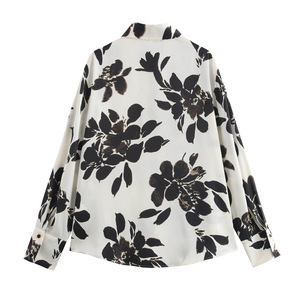 Nova Blusa Feminina de Cetim Estampada Floral Elegante Solta com Gola Lapela Manga Longa e Botões para o Verão 2026 - Moda Casual - Product Image 1