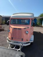 Vintage Retro Citroen elektrische mobiele foodtruck-aanhangwagen met commerciële soft serve ijsmachine in Bali Beach