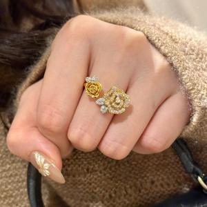 Ensemble de bijoux de luxe en argent pur S925, bracelet, collier et bague en forme de double rose pour femmes - Bijoux de niche haut de gamme, sensation légère - Product Image 4