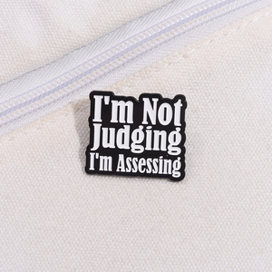 Sming Pins I Am Not Judging I M Assessing Esmalte Pin Citas divertidas personalizadas Broche de metal Insignia de solapa Joyería - Product Image 5