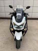 Nouvel Arrivage Maxi-Scooter 300cc Moteur Refroidi par Liquide Carrosserie Blanche/Noire Barres de Protection Valises Latérales Grand Top Case pour la Conduite sur Autoroute