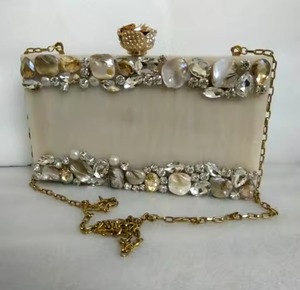 Sac à main et embrayages en résine faits à la main de luxe fabriqués avec de superbes motifs de couleurs riches pour les personnes soucieuses de la mode - Product Image 6