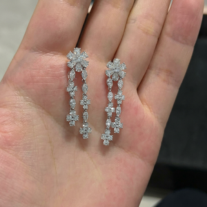 Boucles d'oreilles florales en diamant de laboratoire taille marquise 2,50 ct, or 14 carats, certifiées IGI, bijoux de mariage indiens par Apricot Jewels - Product Image 1