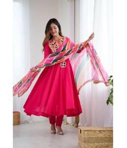 Robe Anarkali Kurti élégante pour femmes avec un magnifique design ethnique pour les festivals, les fêtes, les événements, les mariages - Product Image 1