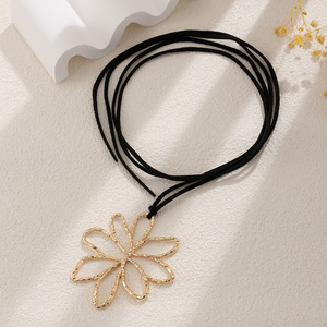 Collier tissé fleurs exagérées Rose pendentif creux collier tissé pour femmes Uionen 1417 - Product Image 6