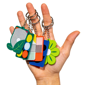 Porte-clés en PVC souple 2D personnalisé en silicone et chlorure de polyvinyle haute densité, approuvé pour l'assemblage en usine - Product Image 1