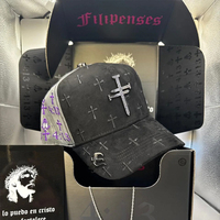 Gorra Trucker de Malla de Gamuza de Alta Calidad con MOQ Bajo, Estilo Urbano, con Logotipo Bordado Personalizado y Pines Metálicos Cruzados