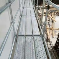 Plateforme de chantier en acier galvanisé haute résistance, à haute capacité de charge, avec trous antidérapants pour la construction