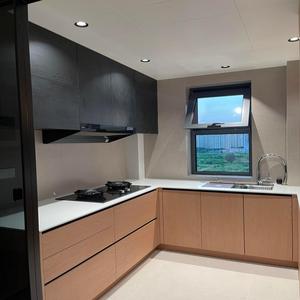 Puertas de Exhibición de Vidrio Templado para Gabinetes de Cocina a Medida de Altura Completa, para Espacios de Cocina y Entretenimiento de Lujo en Penthouse - Product Image 1