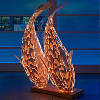 Luminaire suspendu moderne au design artistique unique en forme de poisson, idéal pour les projets d'art et la décoration.