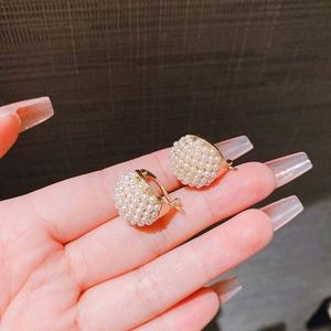 Nouvelles Boucles d'Oreilles Créoles Rétro en Alliage Plaqué Or avec Imitation Perle, Design Élégant en Forme de Panier en U, Tendance, Cadeau Idéal pour Femme - Product Image 4