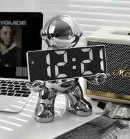 Réveil électronique LED moderne en forme d'astronaute, ornement de montre créatif en forme d'astronaute, ornement de montre en forme d'ours violent