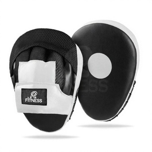 Al por mayor Guantes de boxeo curvos de cuero duradero y transpirables RC Fitness Wear para entrenadores y profesores - Product Image 1