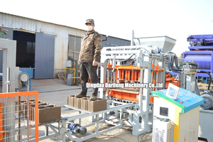 Machine à blocs de béton à commande intelligente, machine à fabriquer des briques en ciment, machine à fabriquer des blocs creux intelligents QT4-15 - Product Image 3