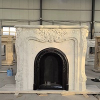 Cheminée en marbre blanc sculpté avec insert en fonte, style classique européen, cadre de cheminée en pierre polie