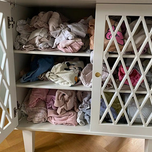 Mesa Cambiador de Bebé Moderna y Elegante de Madera Maciza con 3 Estantes, Bandeja Extraíble, Antivuelco y Segura para Comedor Escolar - Product Image 6