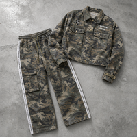Ensemble décontracté deux pièces pour homme : veste utilitaire camouflage verte personnalisée et pantalon large à poches avec bande logo blanche OEM ODM