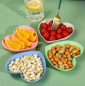Assiette de service en plastique en forme de cœur rouge personnalisable avec logo, réutilisable pour collations et fruits, idéale pour la décoration de mariages et de fêtes - Product Image 4