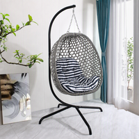 Fauteuil suspendu en osier style Hamptons, forme goutte d'eau, avec base croisée et coussin rayé bleu marine, pour balcon et jardin