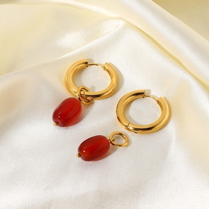 ต่างหูห่วงสแตนเลสชุบทอง 18k ประดับมุกน้ำจืด โอปอลธรรมชาติ และหยก - Product Image 3