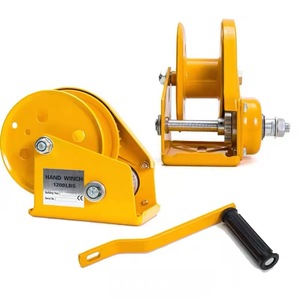 Treuil manuel 1200 lb avec câble en acier, pour levage et remorquage, utilisation sur chantier, type manivelle en métal jaune - Product Image 1