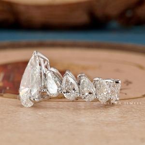 Bague en diamant de haute joaillerie avec un sertissage artistique unique et une brillance éclatante pour un style luxueux et imposant - Product Image 2