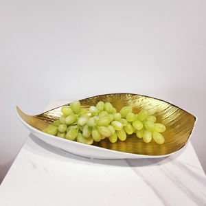 Assiette à fruits en céramique écologique de style classique moderne avec feuille d'or et design Art Déco pour la décoration de la maison et les cadeaux de mariage - Product Image 1