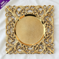 Assiette de présentation carrée baroque antique en or ajouré, style vintage, avec bord festonné, pour la mise en scène de table de mariage