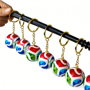 พวงกุญแจลูกฟุตบอลยางสเตอริโอสแตนเลสแบบกำหนดเอง ยืดหยุ่น ทนทาน ปลอดสารพิษ - Product Image 1