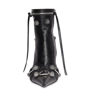 Bottines <span class=keywords><strong>Chic</strong></span> à bout pointu et rivets noirs pour femmes, bottines cloutées à la cheville, nouvelle collection - Product Image 2