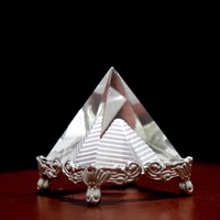 Heißer Verkauf: 40mm 50mm 60mm 80mm 3D Kristallglas Hohle Pyramide EISBERG-Motiv Poliertes Briefbeschwerer-Ornament Geschnitzt Transparent