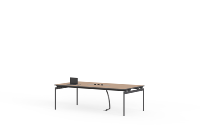 Table de réunion moderne en acier rouge avec prises intégrées, design durable et écologique pour salle de réunion d'hôtel