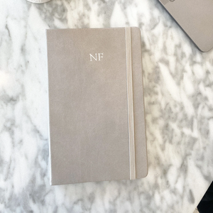 Carnet de notes en cuir vegan gris pierre avec autocollants pour la tenue d'un journal, fournitures de journalisation, carnet ligné vierge, planificateur de bureau personnalisé avec monogramme - Product Image 5