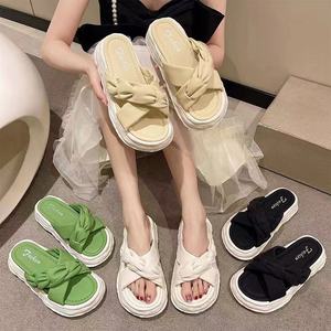 2023 pantoufles portent des femmes nouvelle plate-forme d'été muffin tongs sens senior pantoufles antidérapantes - Product Image 5