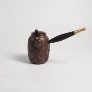 Théière en cuivre classique de luxe, théière en métal martelé à la main personnalisée avec poignée en bois de santal de qualité supérieure, écologique, capacité de 250 ml - Product Image 1
