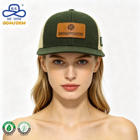Gorra Trucker Personalizada de Fábrica con Parche de Cuero Rosa, Visera Plana Verde Oliva y Malla Trasera para Uso Casual al Aire Libre