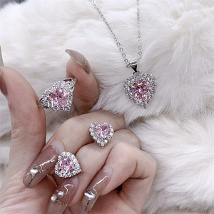 Exquisito conjunto de joyería de tres piezas simple de onda Coreana de lujo anillo de amor rosa de moda Latón chapado en oro para el Día de San Valentín - Product Image 5