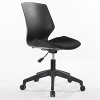 Chaise de visiteur de bureau de style moderne avec fonction pivotante et roulettes pour salles de conférence, chaise roulante de loisirs pour bureau à prix avantageux