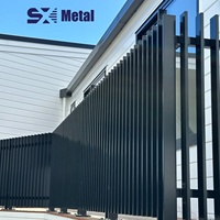 Moderne zwembadomheining en veeschutting van gepoedercoat aluminiumlegering met duurzaam ontwerp voor residentiële en landbouwgebruik.