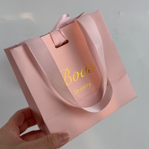Sacs en papier rose de luxe avec poignée, personnalisés avec logo de marque, pour la promotion, la vente au détail de vêtements, les cadeaux, les achats et les bijoux. - Product Image 1