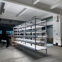 Système de culture hydroponique vertical FarmHydro pour la culture intérieure de la laitue, avec support de plantation NFT et éclairage LED.