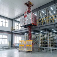 Mini-élévateur de chantier électrique SC100U avec capacité de 1000 kg, conception modulaire pour économie de fret et faible coût d'entretien