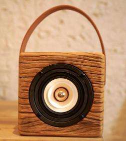 Altavoz Bluetooth de Madera con Diseño Artístico para Decoración del Hogar - Product Image 2