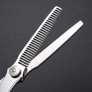 กรรไกรตัดผมซูโจว QP9 ขนาด 6 นิ้ว สแตนเลส สำหรับซอยผม ใช้สำหรับคนถนัดขวา เหมาะสำหรับร้านเสริมสวย ใบมีดแบน แบบมาตรฐาน - Product Image 4
