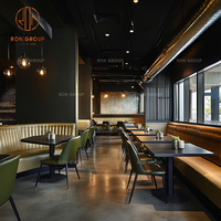 Ensemble de meubles de café moderne, restaurant, table ronde en marbre avec base dorée, fauteuils verts et canapé en cuir brun